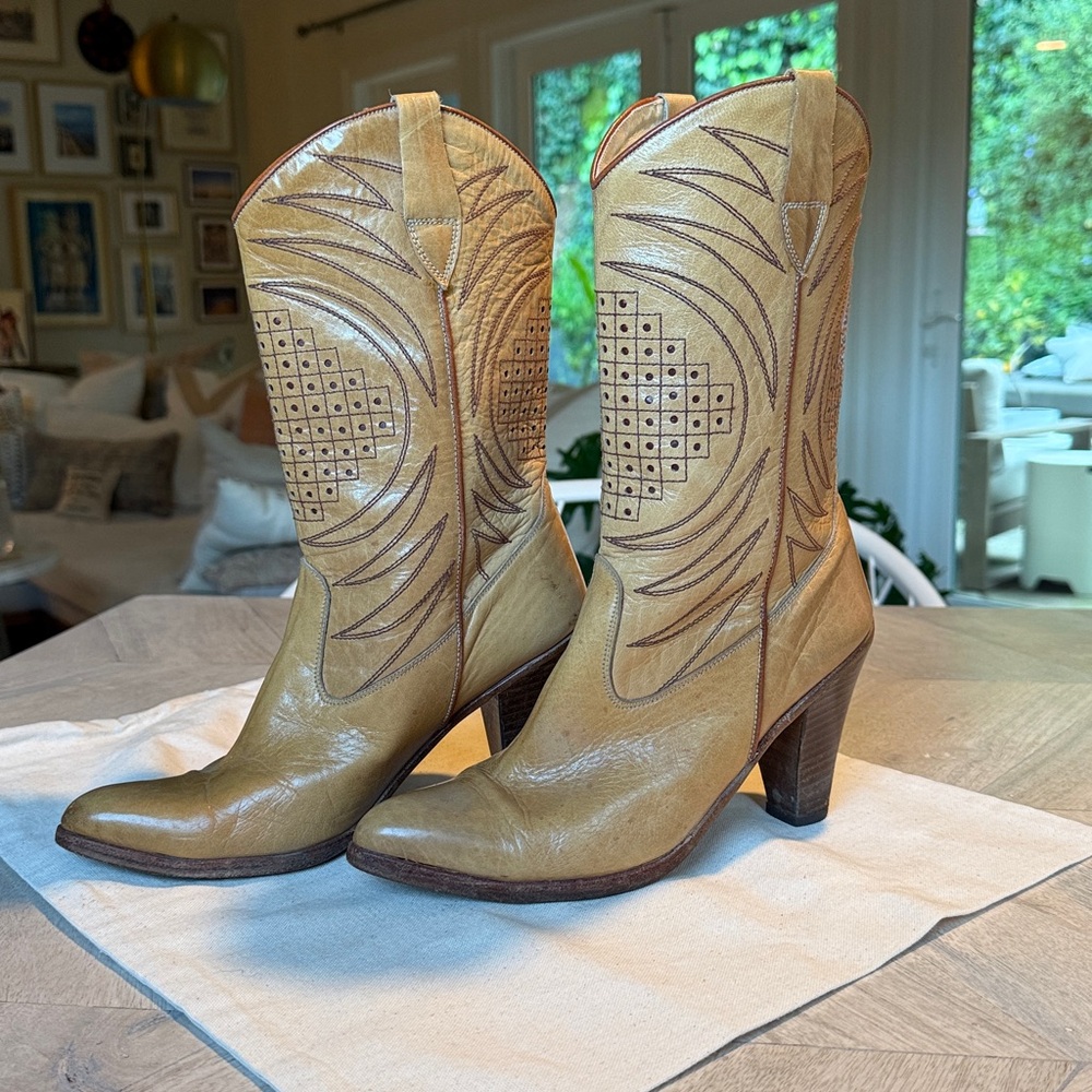 VINTAGE Western Style Camel Leather Cowboy / Cowgirl Boots Brown Stitching sz 8 - Picture 3 of 11